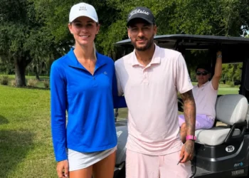 Após eliminação na Copa do Mundo, Neymar é visto com fãs em campo de golfe nos EUA