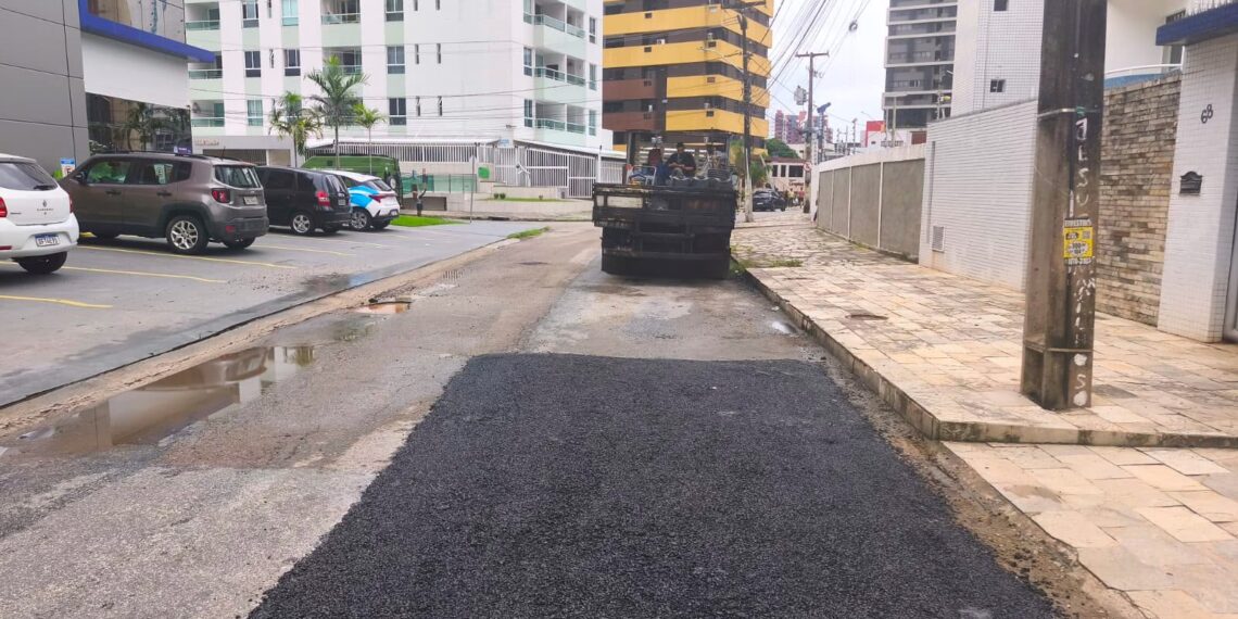 Secretaria de Infraestrutura realiza operação tapa-buraco em 50 bairros nesta quarta-feira
