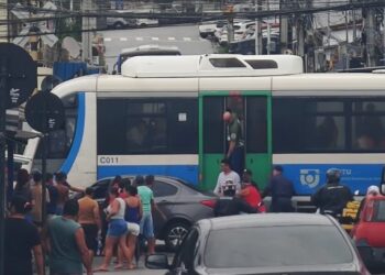 Carro invade linha férrea e colide com VLT em João Pessoa