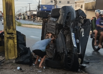 Carro bate contra proteção de poste e complica trânsito em Tibiri II, em Santa Rita