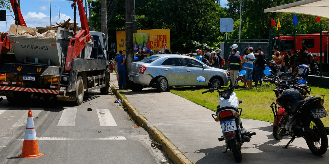 Acidente envolvendo caminhão, carro e moto deixa vários feridos na Avenida Tancredo Neves, em João Pessoa