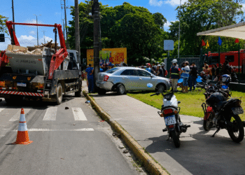 Acidente envolvendo caminhão, carro e moto deixa vários feridos na Avenida Tancredo Neves, em João Pessoa