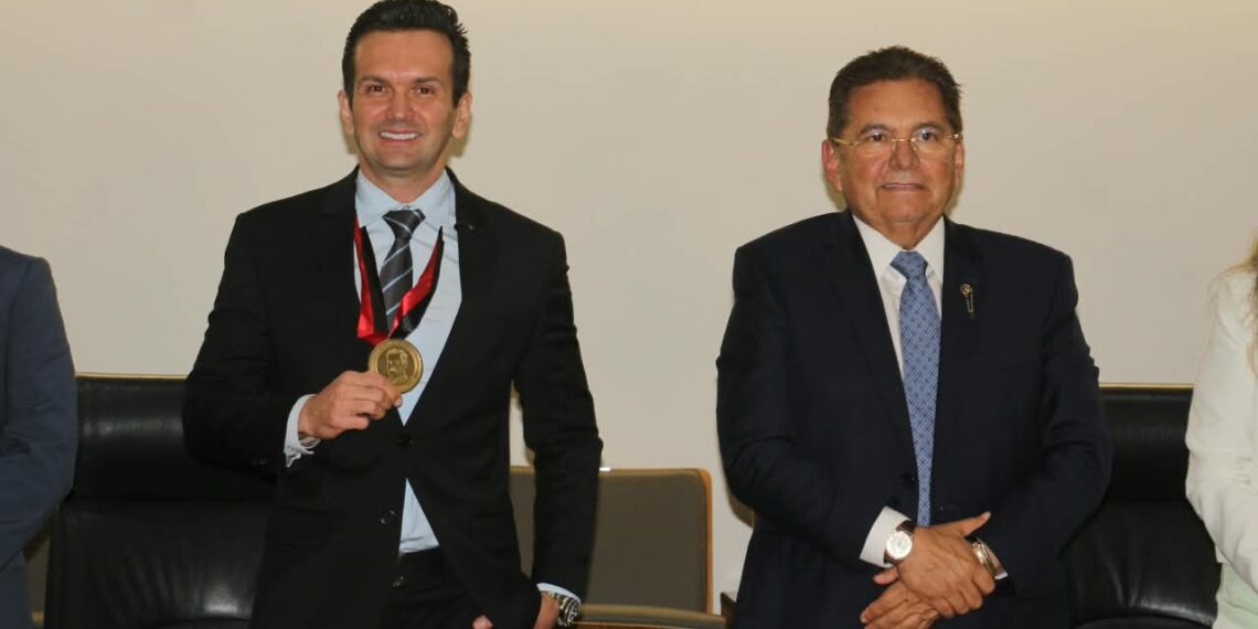 ALPB homenageia primeiro paraibano a conquistar o cume do Monte Everest