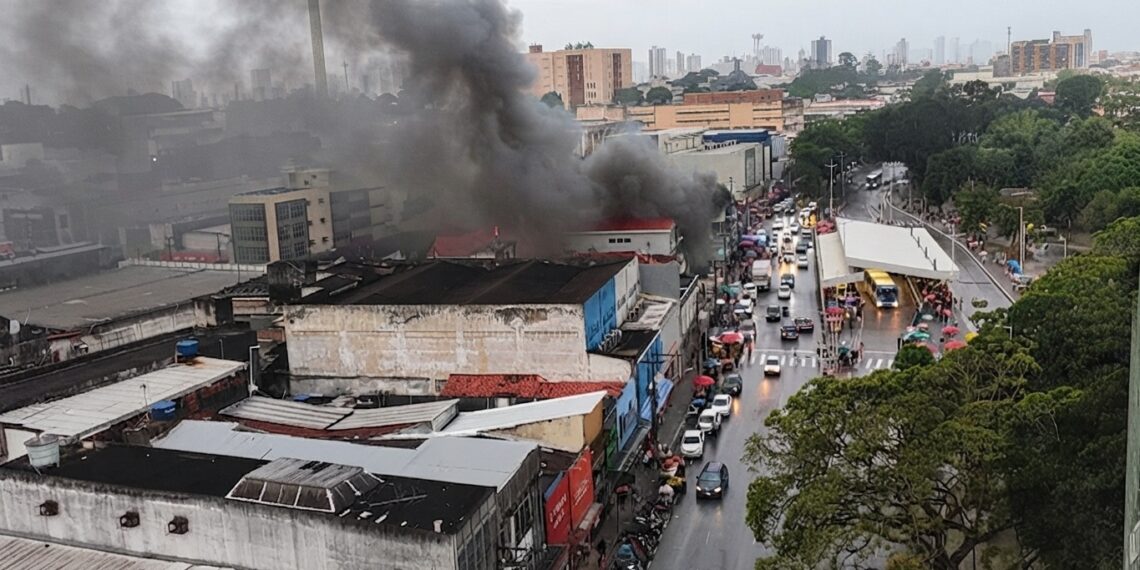 Incêndio de grandes proporções atinge Centro Comercial de Passagem, no Centro de João Pessoa