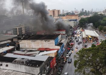 Incêndio de grandes proporções atinge Centro Comercial de Passagem, no Centro de João Pessoa
