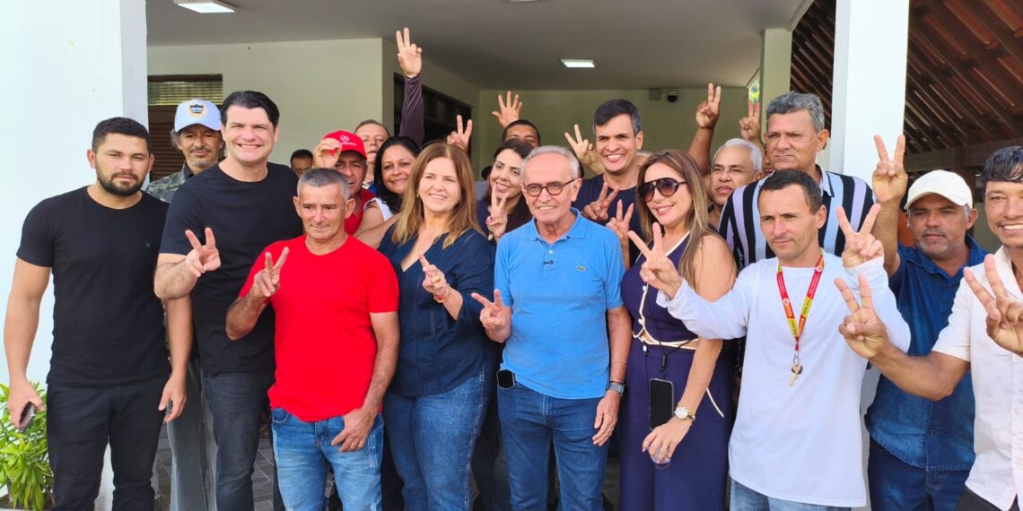 Em Bananeiras, Cícero recebe adesão de grupo de oposição e se compromete com esgotamento sanitário
