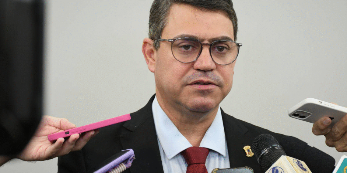 Dinho reage à impugnação do MPE e diz ter todas certidões negativas