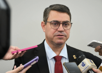 Dinho reage à impugnação do MPE e diz ter todas certidões negativas