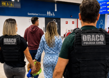Esposa de braço direito do Comando Vermelho é presa ao retornar da Europa