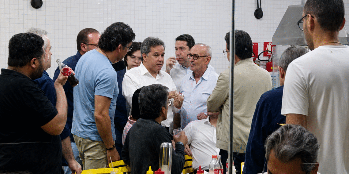 Cícero e Efraim se encontram em cachorro-quente após primeiro debate ao Governo