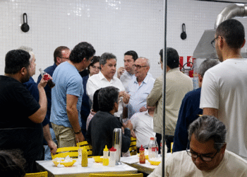 Cícero e Efraim se encontram em cachorro-quente após primeiro debate ao Governo