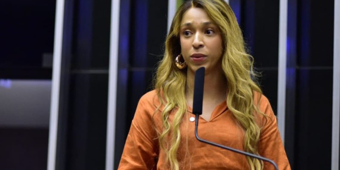 Urgente: Câmara acaba de dar passo para retirar mandato de Érika Hilton