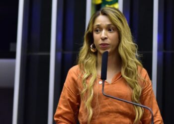 Urgente: Câmara acaba de dar passo para retirar mandato de Érika Hilton