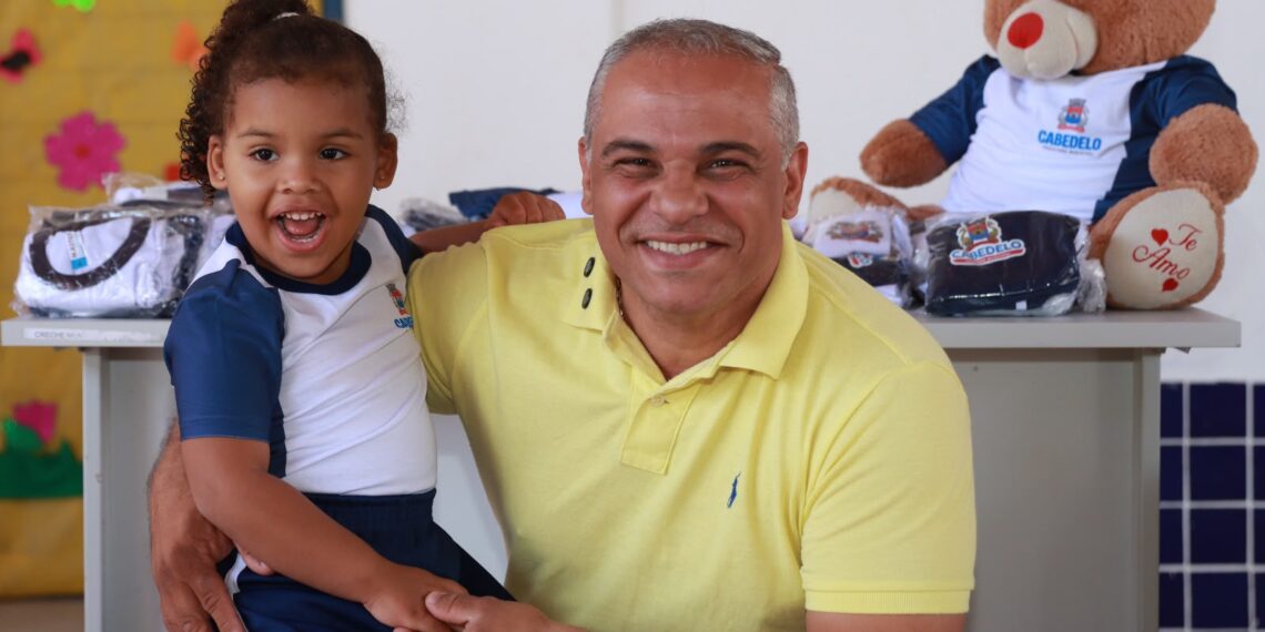 Prefeito Evilásio Cavalcanti reforça investimentos na educação de Cabedelo com entrega de fardamentos e kits