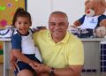 Prefeito Evilásio Cavalcanti reforça investimentos na educação de Cabedelo com entrega de fardamentos e kits