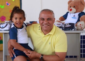 Prefeito Evilásio Cavalcanti reforça investimentos na educação de Cabedelo com entrega de fardamentos e kits