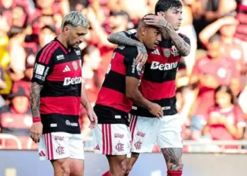 Flamengo vence clássico com Botafogo e se aproxima do líder Palmeiras no Brasileirão