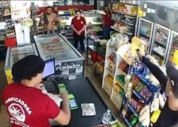 Homem armado assalta mercadinho e rende funcionários e clientes no bairro dos Bancários, em João Pessoa
