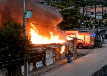 Incêndio de grandes proporções destrói loja de roupas e bar em Mangabeira, em João Pessoa