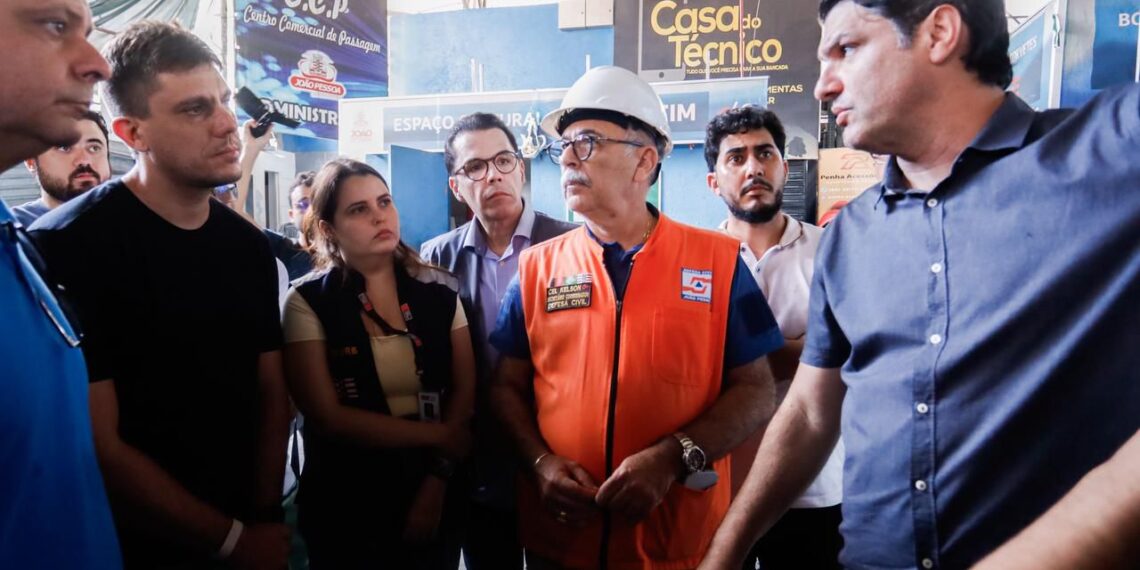 Leo Bezerra mobiliza força-tarefa e garante assistência aos comerciantes após incêndio no Centro Comercial de Passagem