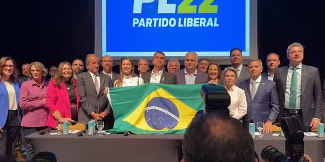 Flávio Bolsonaro anuncia deputado Alfredo Gaspar (PL-AL) como vice