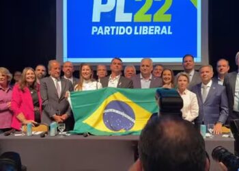 Flávio Bolsonaro anuncia deputado Alfredo Gaspar (PL-AL) como vice