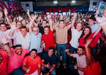 Tacyana Leitão reúne multidão e reforça apoio a Felipe Leitão, Cícero, Nabor e Mersinho, em Bayeux