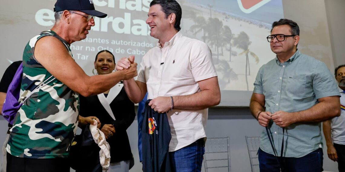 Leo Bezerra entrega fardamento e kits de proteção a trabalhadores da Orla de João Pessoa