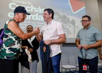 Leo Bezerra entrega fardamento e kits de proteção a trabalhadores da Orla de João Pessoa