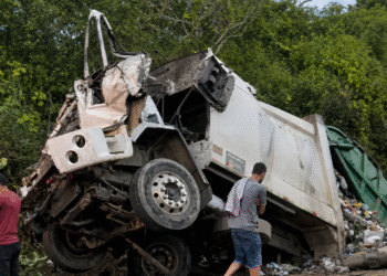 Grave acidente envolvendo caminhão de lixo deixa três mortos na BR-104, entre Lagoa Seca e Lagoa de Roça