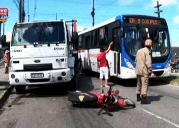 Quatro pessoas ficam feridas em acidente na Avenida Tancredo Neves, em João Pessoa