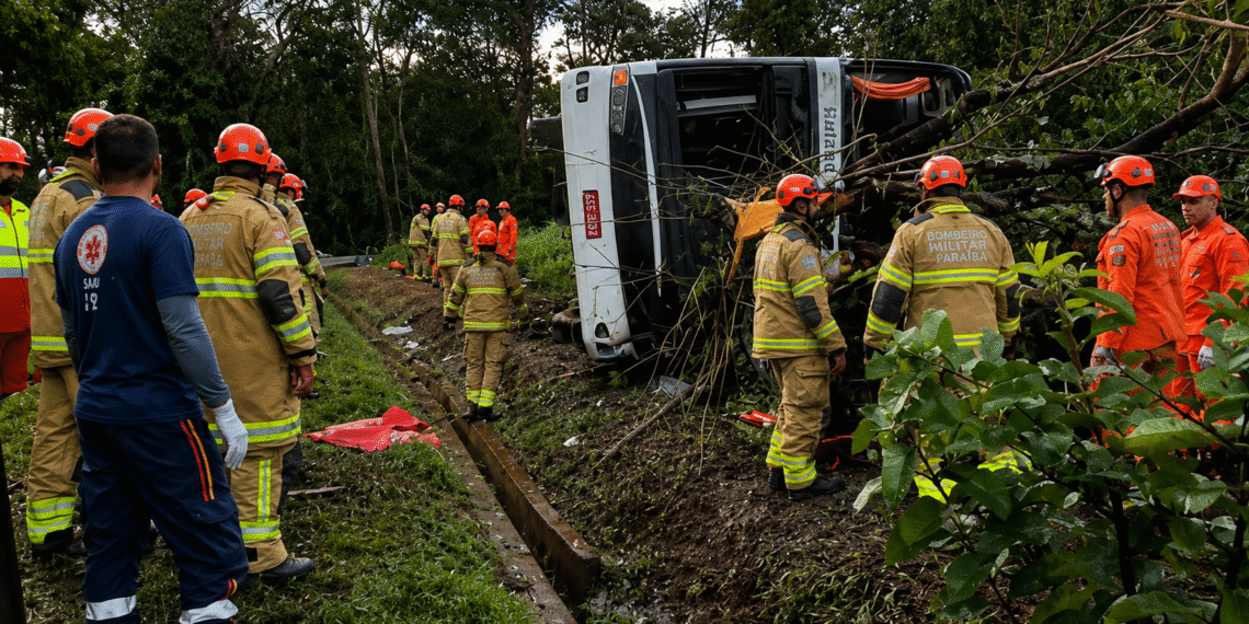 Ônibus tomba e deixa ao menos 10 mortos em Petrópolis, no RJ