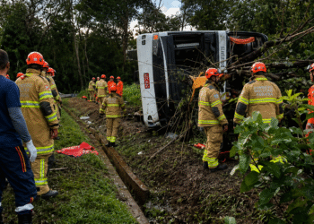 Ônibus tomba e deixa ao menos 10 mortos em Petrópolis, no RJ
