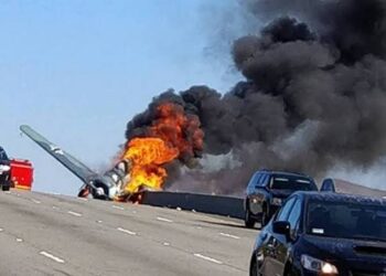 Avião antigo cai em estrada da Califórnia e pega fogo