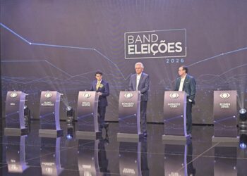 1º debate presidencial é marcado por ataques aos ausentes Lula e Flávio Bolsonaro
