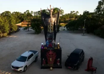 Estátua de 11 metros em homenagem ao Diabo é construída no Ceará