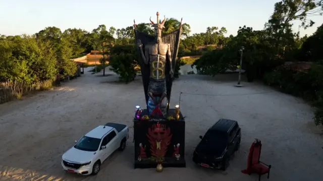 Estátua de 11 metros em homenagem ao Diabo é construída no Ceará