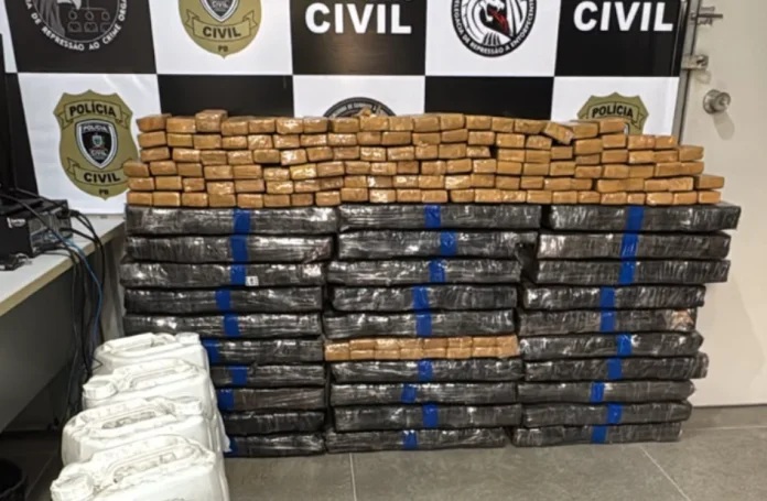 Polícia apreende 400 kg de maconha e prende motorista de caminhão em Campina Grande