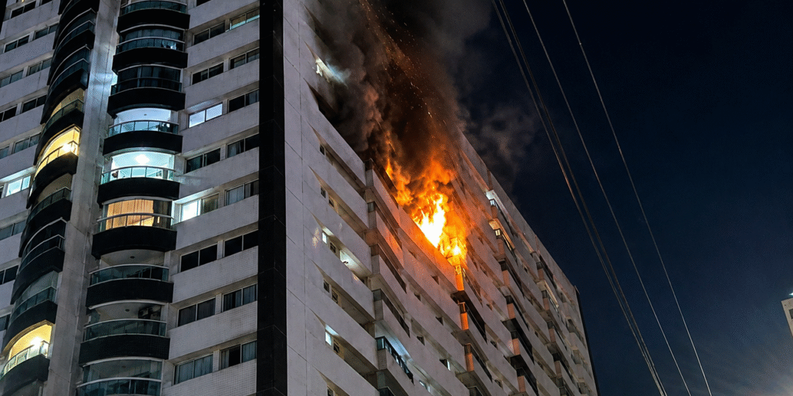 Chamas assustam moradores após incêndio atingir apartamento no Altiplano, em João Pessoa