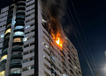 Chamas assustam moradores após incêndio atingir apartamento no Altiplano, em João Pessoa