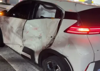 Cantor Waldonys sofre acidente em carro de aplicativo após moto bater no veículo em Fortaleza