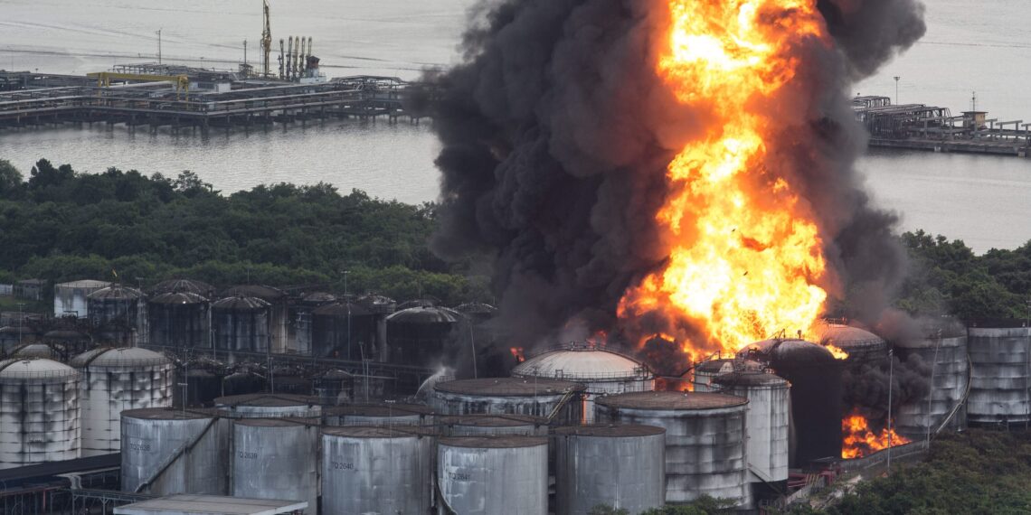 Incêndio de grande proporção atinge tanques de fábrica de solventes, em SP