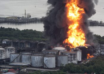 Incêndio de grande proporção atinge tanques de fábrica de solventes, em SP