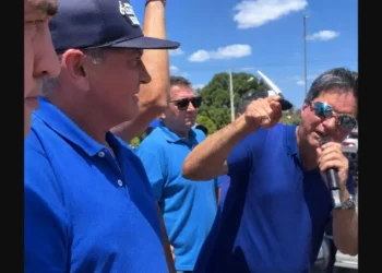 Murilo Galdino Expõe Rachaduras Políticas com Governador Lucas Ribeiro em Comício