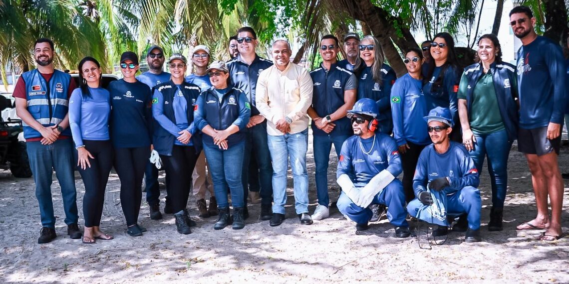 Prefeitura de Cabedelo realiza mutirão de limpeza e entrega sacolas biodegradáveis na Praia de Miramar