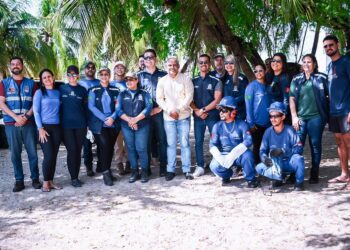 Prefeitura de Cabedelo realiza mutirão de limpeza e entrega sacolas biodegradáveis na Praia de Miramar