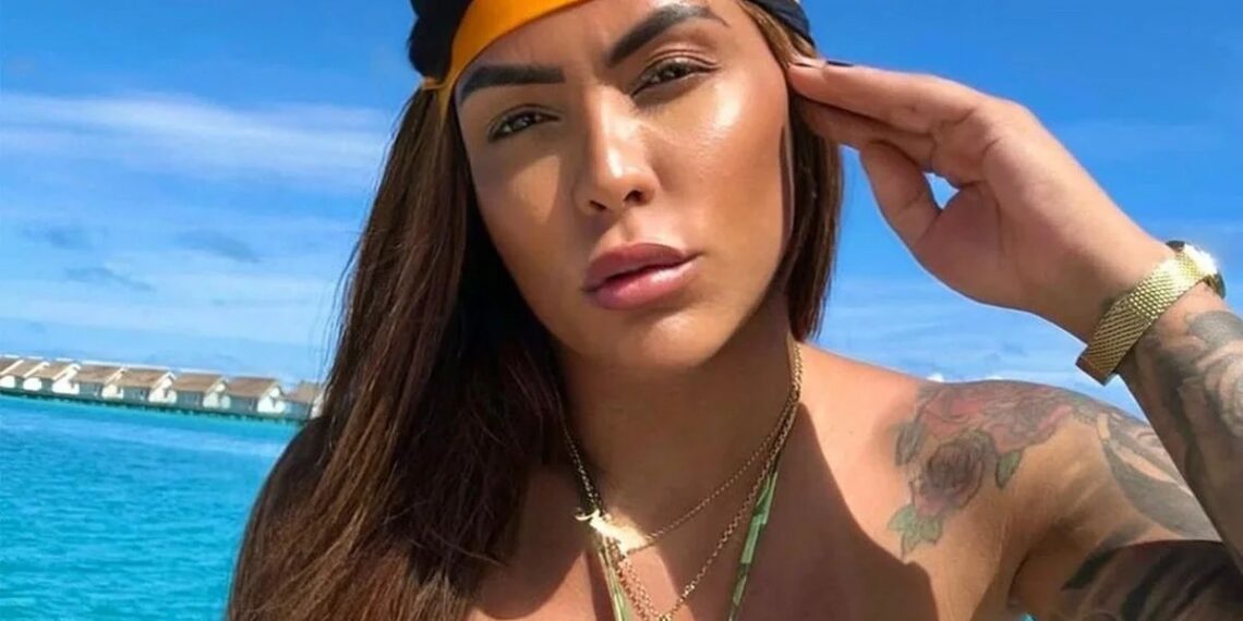 Influenciadora digital é presa após denúncia de roubo e agressão; objetos encontrados pela polícia chamam atenção