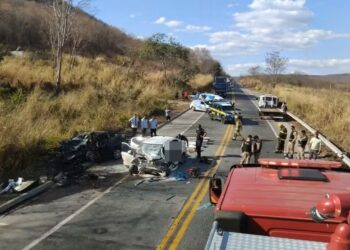 Sete pessoas morrem após carro que fugia da PRF na BR-251 bater de frente com outro automóvel