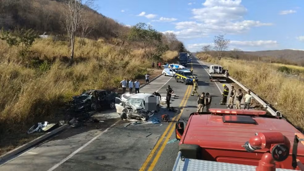 Sete pessoas morrem após carro que fugia da PRF na BR-251 bater de frente com outro automóvel