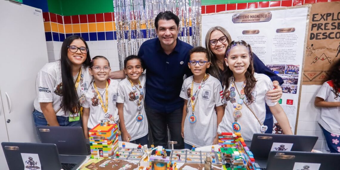 Leo Bezerra premia alunos vencedores do Torneio Pessoense de Robótica que representarão João Pessoa em competições nacionais e regionais